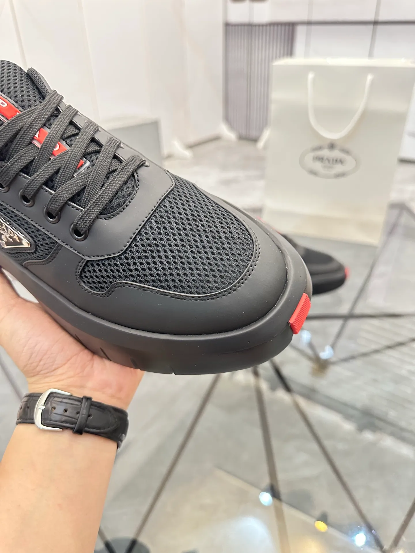 Men's shoes: 💰P620¥ High-end top quality Product trademark: Prada *"Prada*" low-top casual shoes Regular size: 38-45 (can be customized to 46) Product materials: imported first-layer cowhide leather on the upper spliced ​​with original fabric, breathable lining, cowhide foot pads, original ultra-light foam outsole. No.: 001